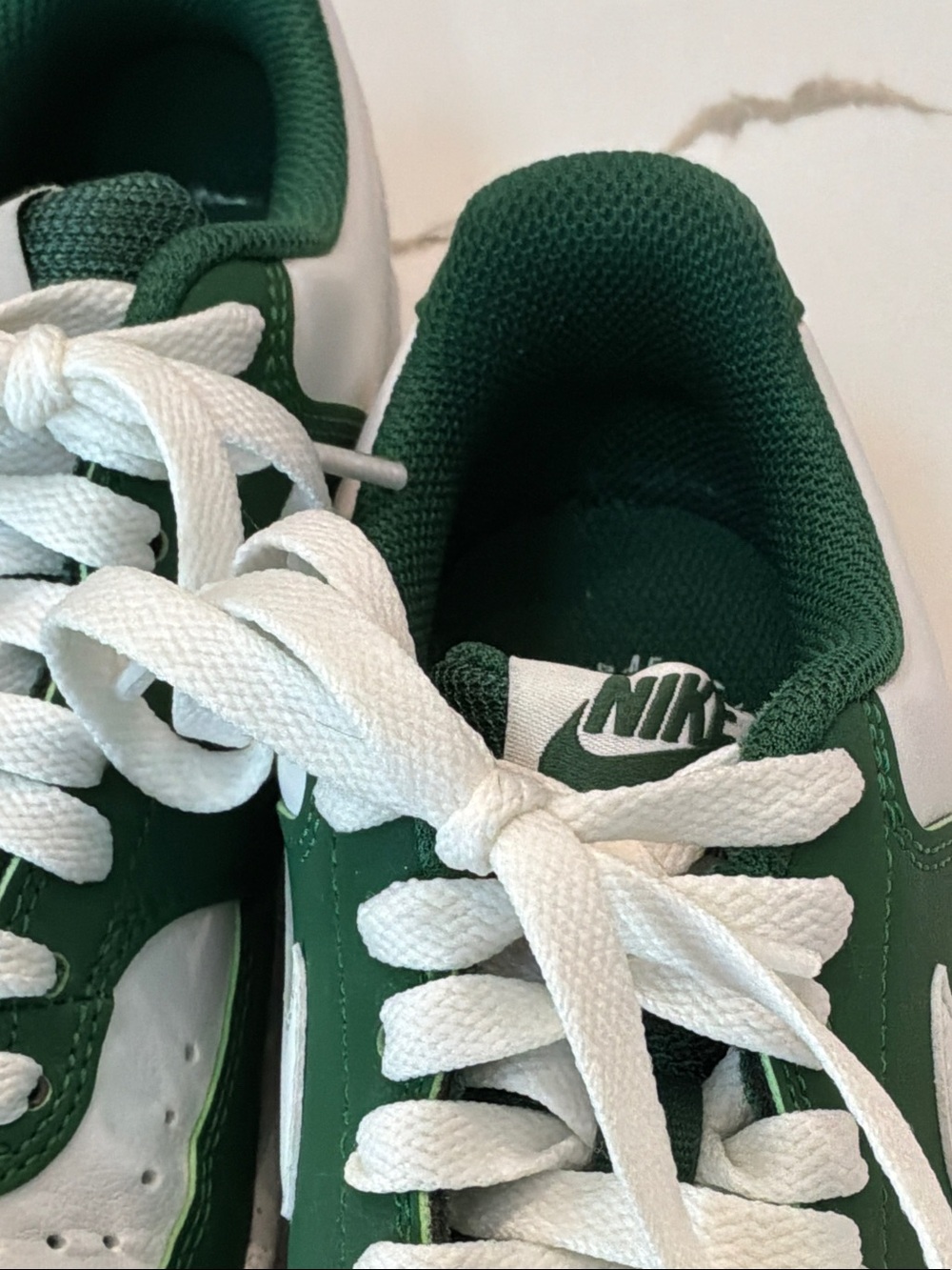 Nike Size 6 Women’s Low-Top Sneakers White Green Worn Trying On Minor Crease - Picture 14 of 16